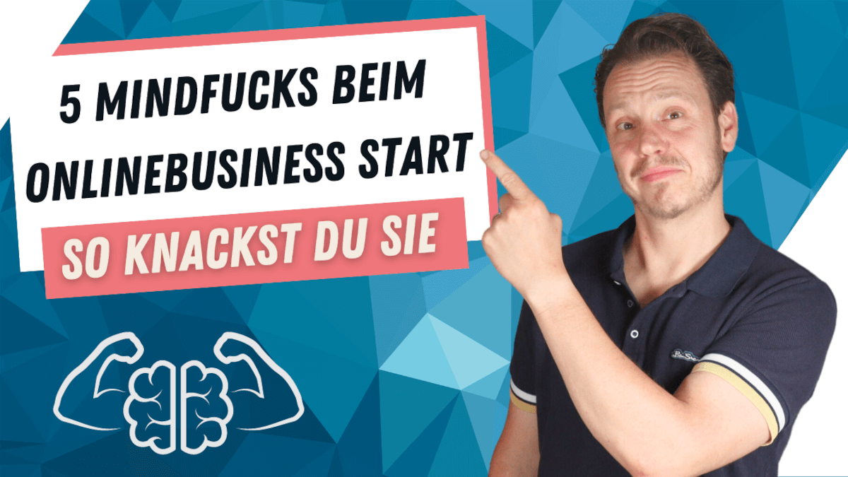 Thorsten zeigt auf Schild "5 Mindfucks beim Onlinebusiness-Start"